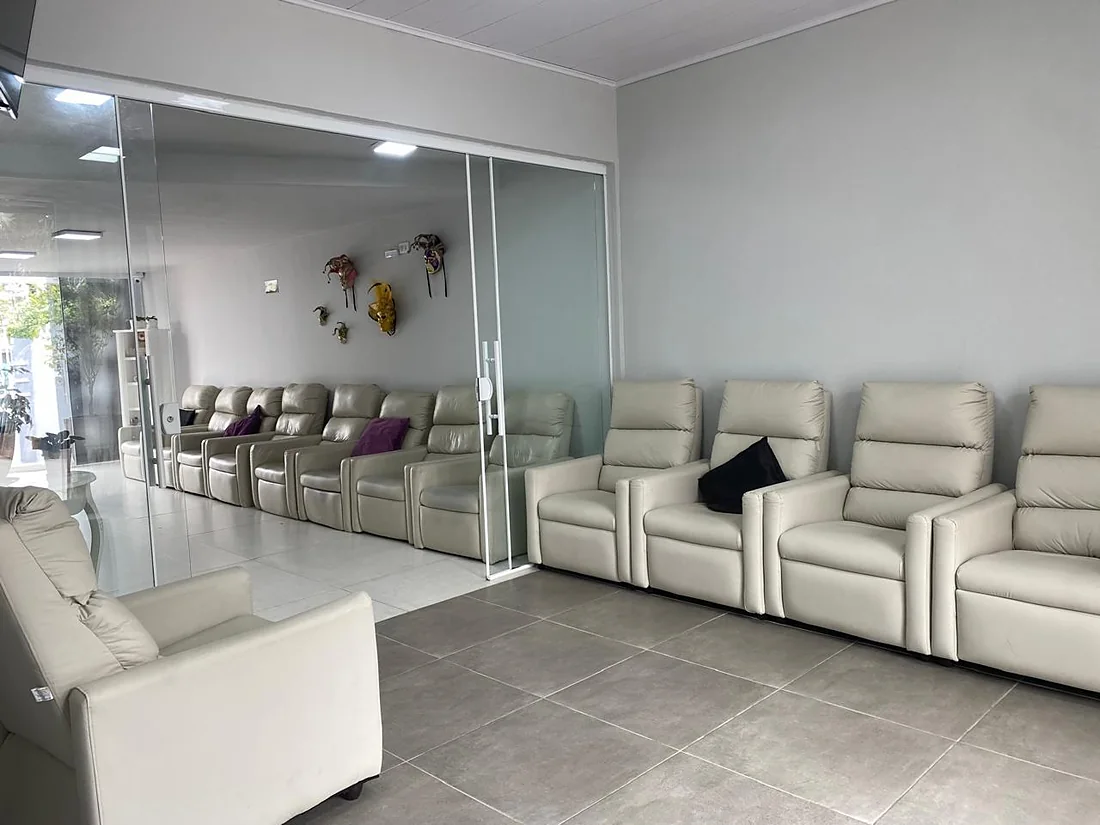 Sala de convivência com poltronas reclináveis