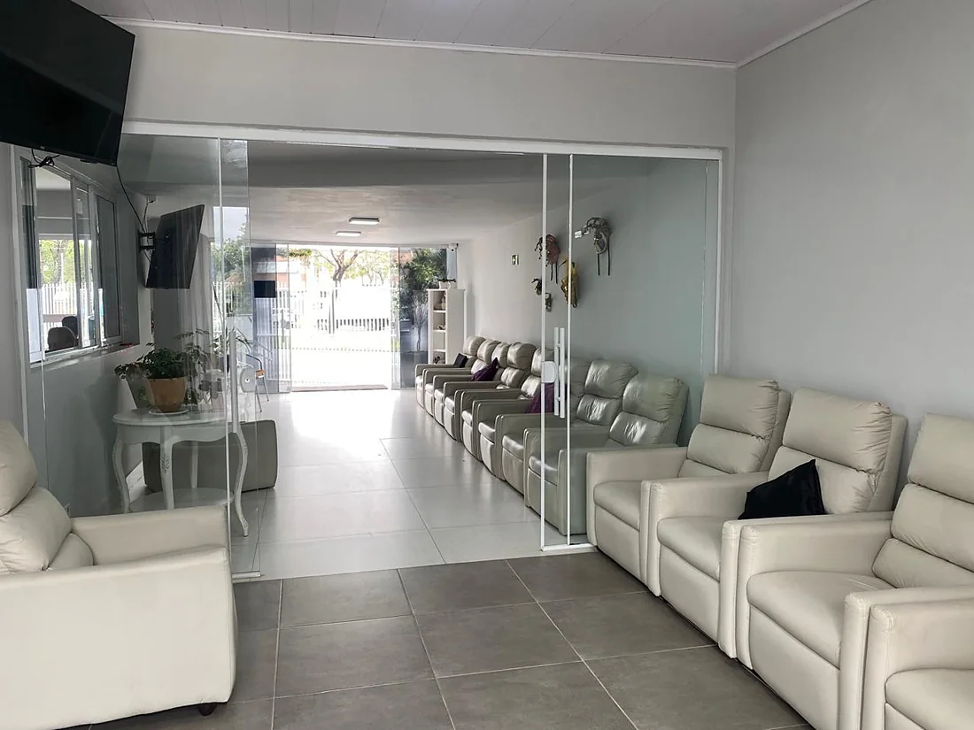 Sala de convivência vista a partir da entrada