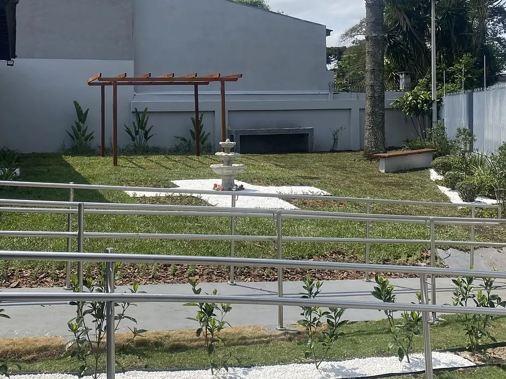 Chafariz e pergolado no gramado