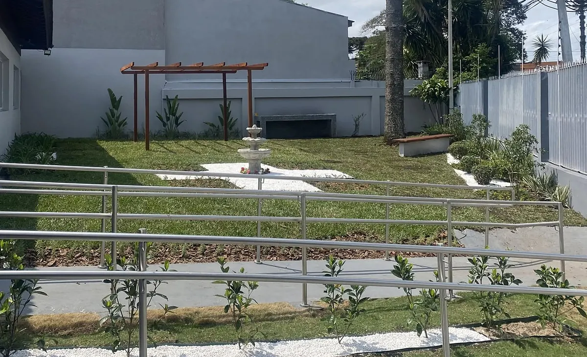 Jardim da Laguna House com araucária, pergolado de madeira e chafariz
