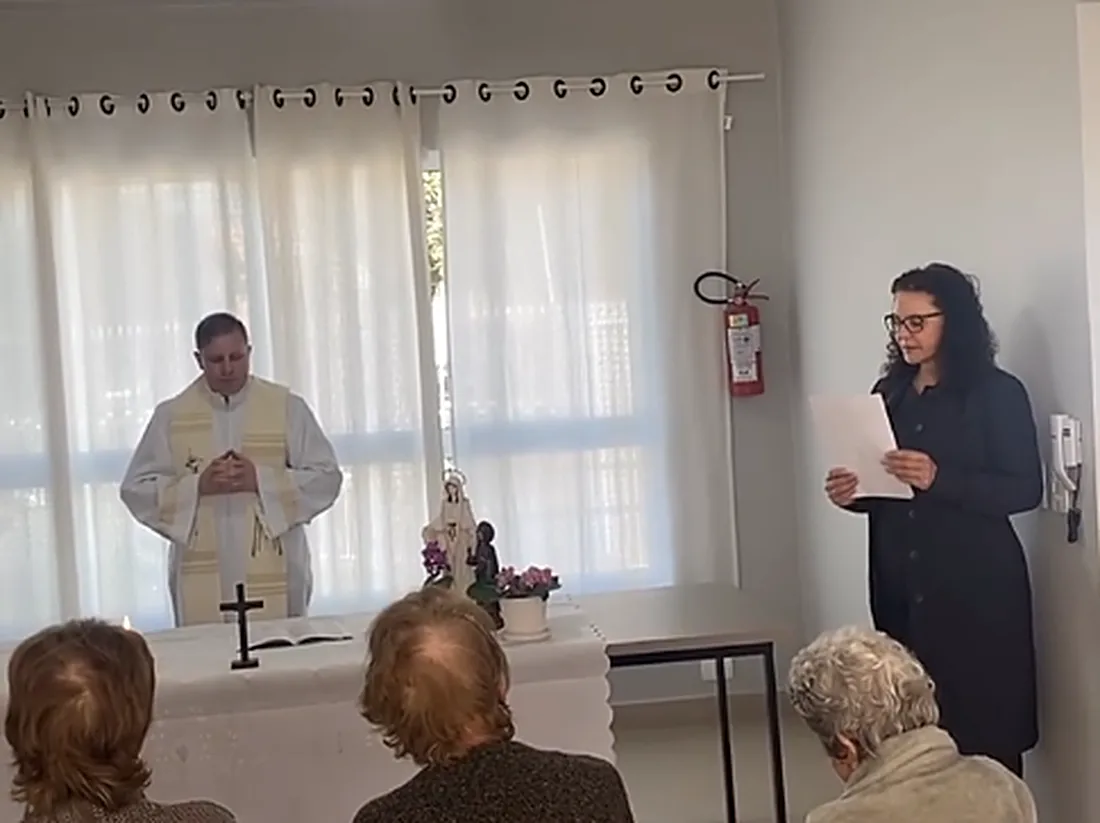 Missa celebrada na sala de convivência da casa